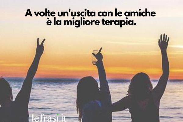 Frasi Tumblr sull'amicizia - A volte un'uscita con le amiche è la migliore terapia.