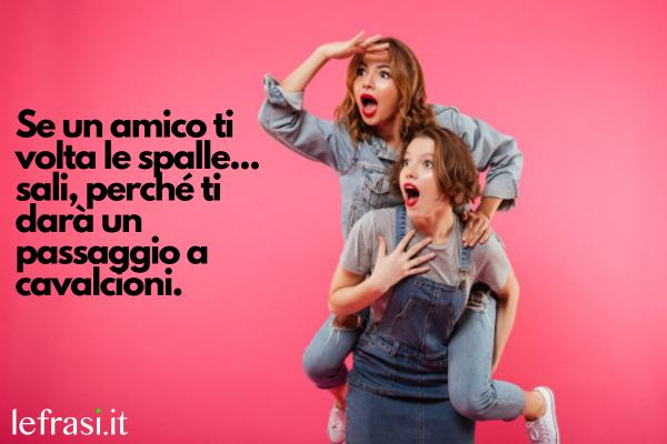 Frasi Tumblr sull'amicizia - Se un amico ti volta le spalle... sali, perché ti darà un passaggio a cavalcioni.